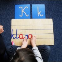 Naukę w nowej sali rozpoczęliśmy także od nauki pisania litery „K” na przykładzie wyrazu „klasa”