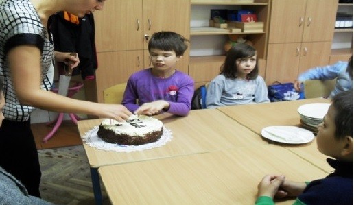 Wszyscy goście zachwycali się urodzinowym tortem, składali życzenia młodej Jubilatce oraz wręczyli prezenty