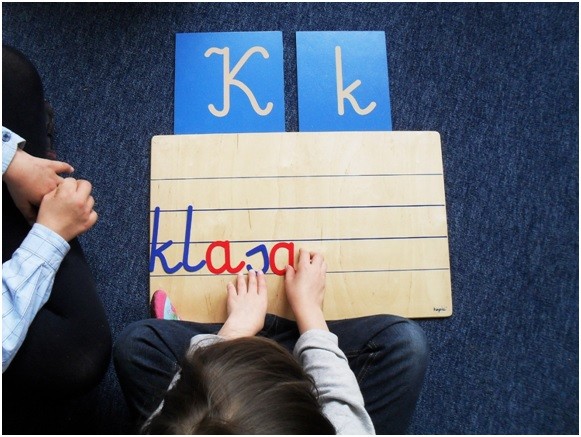 Naukę w nowej sali rozpoczęliśmy także od nauki pisania litery „K” na przykładzie wyrazu „klasa”